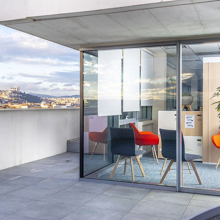 Agencement d'une salle de réunion avec mobilier adapté