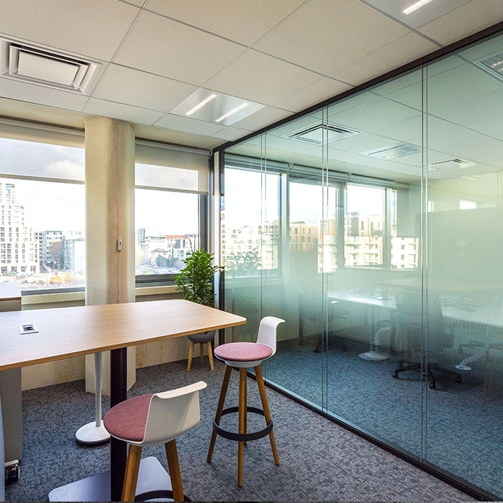 Poste de travail ergonomique intégré dans un bureau d'angle aménagé sur mesure