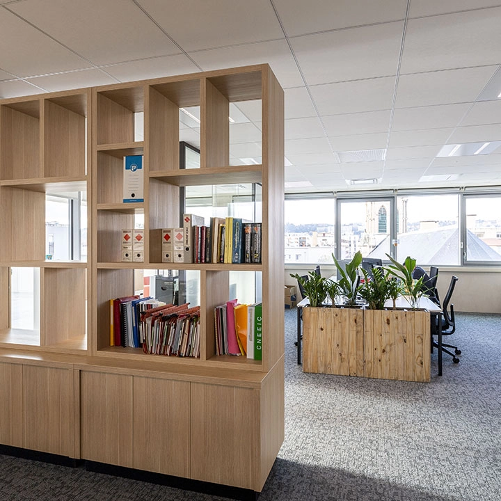 Aménagement intérieur de boutique avec agencement sur mesure et rangements intégrés
