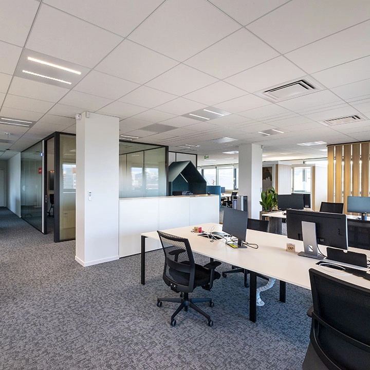 Salle de pause du personnel aménagée avec un mobilier convivial et chaleureux