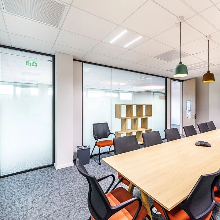 Bureau d'entreprise aménagé sur mesure avec mobilier design et éclairage soigné