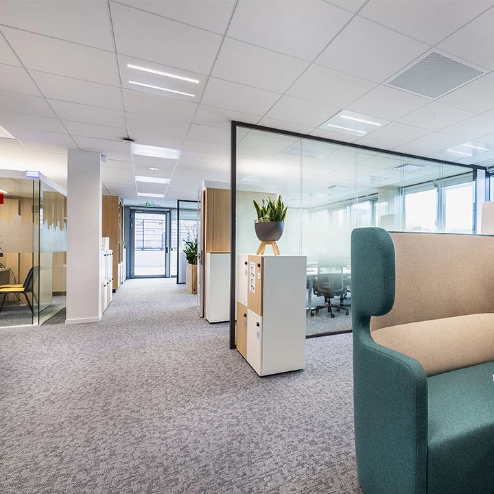 Salle de réunion professionnelle équipée de mobilier ergonomique fabriqué en atelier