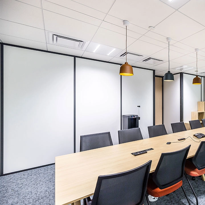 Cloison amovible vitrée installée par HD Gestion & Agencement